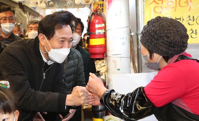 [서울=뉴시스]국회사진기자단 = 오세훈 국민의힘 서울시장 후보가 9일 서울 강서구 화곡본동시장을 찾아 상인들과 인사를 나누고 있다 2021.03.09. photo@newsis.com