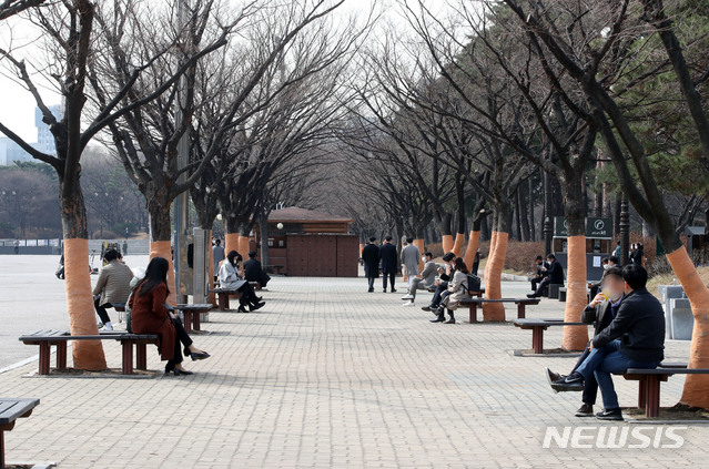 [서울=뉴시스]박주성 기자 = 서울의 낮 기온이 아침보다 10도 이상 크게 올라 포근한 지난 9일 오후 서울 영등포구 여의도공원에서 시민들이 벤치에 앉아 이야기를 나누고 있다. 2021.03.09. park7691@newsis.com