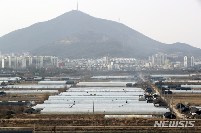 [부천=뉴시스]김병문 기자 = 인천시가 계양테크노밸리 사업 예정지 투기 공무원에 대해 전수조사하는 9일 오후 경기 부천시 대장동에서 인천 계양신도시 예정지가 보이고 있다. 2021.03.09. dadazon@newsis.com