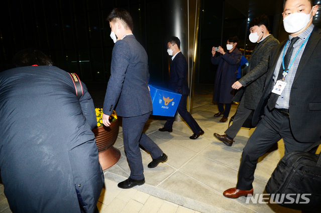 [진주=뉴시스]차용현 기자 = 지난 9일 오후 경기남부경찰청 반부패경제범죄수사대가 LH임직원 신도시 투기 의혹과 관련해 경남 진주 LH 본사를 압수수색하고 압수품을 옮기고 있다. 2021.03.09. con@newsis.com