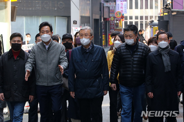 [서울=뉴시스]국회사진기자단 = 국민의힘 김종인 비상대책위원장과 4.7 재·보궐선거에서 서울시장에 출마한 오세훈 후보가 10일 서울 중구 명동 상가 일대를 둘러보고 있다. 2021.03.10. photo@newsis.com