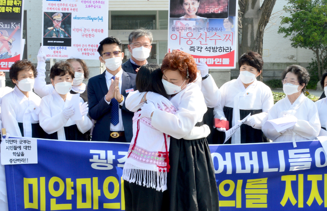 [광주=뉴시스] 김혜인 기자 = 10일 오후 광주 동구 5·18민주광장에서 사단법인 오월어머니집 이명자 관장이 미얀마 유학생 샤샤(21·여)씨를 다독이며 껴안고 있다. 2021.03.10. hyein0342@newsis.com