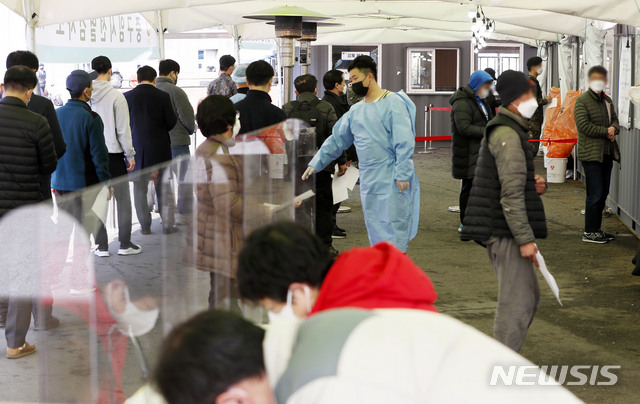 [서울=뉴시스]홍효식 기자 = 코로나19 신규 확진자가 470명으로 집계된 10일 오후 서울역 광장에 마련된 중구 임시 선별검사소에서 시민들이 검사를 받기 위해 줄지어 있다. 2021.03.10. yesphoto@newsis.com