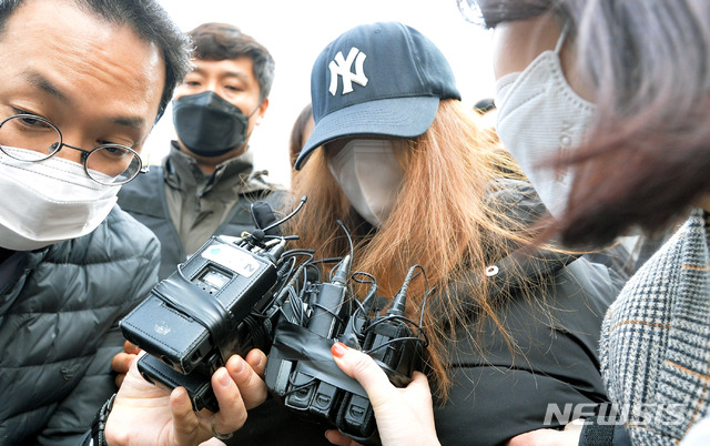 [김천=뉴시스] 이무열 기자 = 구미 3세 여아 친모로 알려진 '외할머니' B씨가 11일 오전 대구지법 김천지원에서 열린 영장실질심사를 마친 후 법정에서 나오고 있다. 2021.03.11. lmy@newsis.com