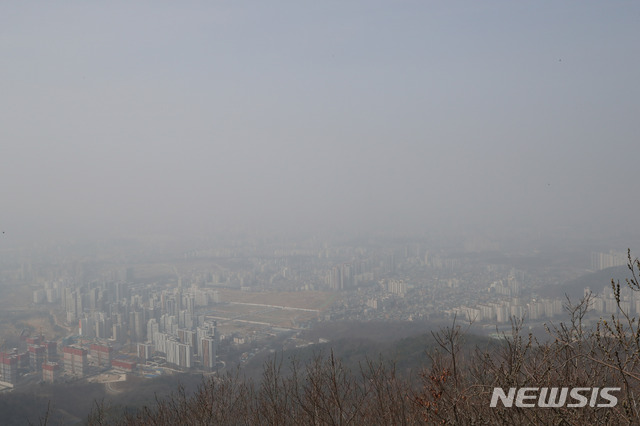 [광주(경기)=뉴시스]고범준 기자 = 수도권에 초미세먼지 농도가 크게 치솟고 미세먼지 비상저감조치가 내려진 11일 오후 경기도 광주 남한산성에서 바라본 서울 시내가 뿌옇게 보이고 있다. 2021.03.11. bjko@newsis.com