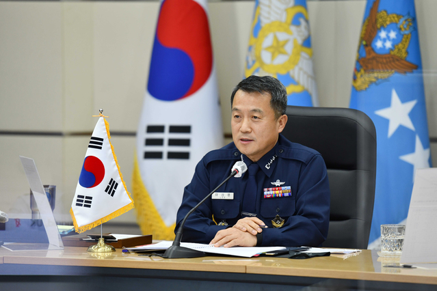 [서울=뉴시스]이성용 공군참모총장이 11일 '태평양 공군지휘관 화상회의'에서 우주를 포함한 전 영역에서의 작전 수행능력 확보와 공군 역할변화의 필요성에 대해 발언하고 있다. (사진=공군 제공) 2021.03.11. photo@newsis.com