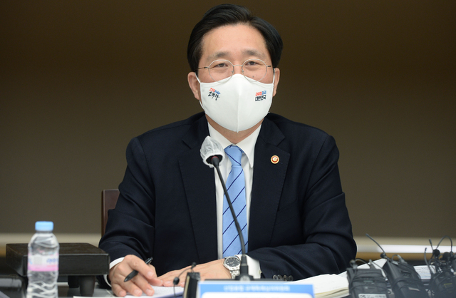 '성윤모 산업통상자원부 장관이 11일 오후 서울 중구 대한상공회의소에서 열린 '2021년 제1차 산업융합 규제특례심의위원회'에 참석해 회의를 주재하고 있다.