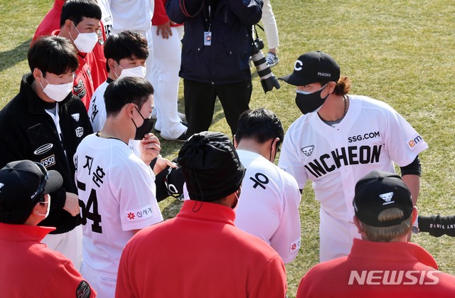 [부산=뉴시스] 하경민 기자 = 추신수(39·SSG 랜더스) 선수가 11일 오후 부산 사직야구장에서 연습경기가 끝난 팀에 합류해 선수단과 첫 인사를 하고 있다. 2021.03.11. yulnetphoto@newsis.com