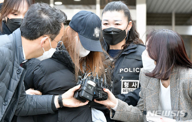 [김천=뉴시스] 이무열 기자 = 구미 3세 여아 친모로 알려진 '외할머니' B씨가 11일 오전 대구지법 김천지원에서 영장실질심사를 받기 위해 법정으로 향하고 있다. 2021.03.11. lmy@newsis.com *재판매 및 DB 금지