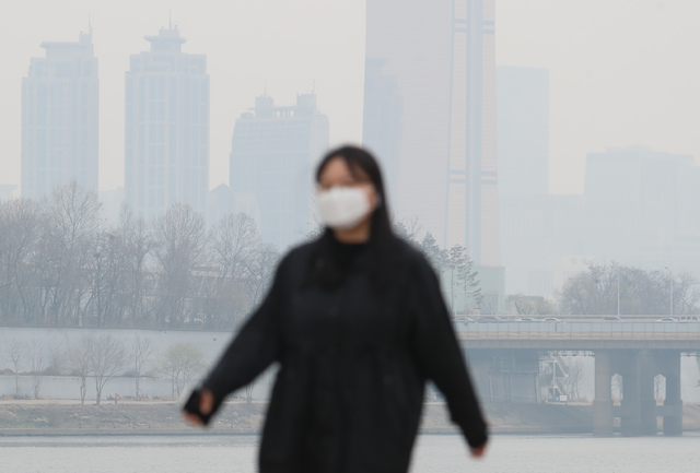 [서울=뉴시스]고승민 기자 = 서울을 비롯한 수도권 지역 미세먼지와 초미세먼지가 '나쁨' 수준을 보인 12일 서울 이촌한강공원에서 마스크를 쓴 시민들이 산책을 하고 있다. 2021.03.12. kkssmm99@newsis.com