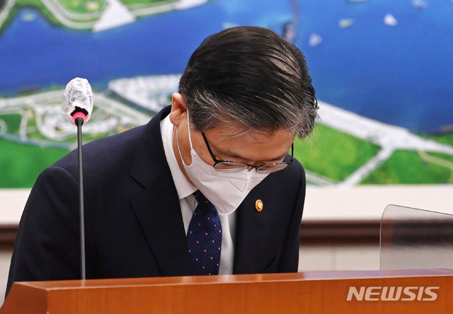 [서울=뉴시스]김진아 기자 = 변창흠 국토교통부 장관이 12일 서울 여의도 국회에서 열린 국토교통위원회 전체회의에서 인사하고 있다. (공동취재사진) 2021.03.12. photo@newsis.com