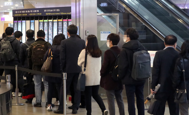 [서울=뉴시스]고승민 기자 = 정부가 코로나19 4차 유행을 막기 위해 수도권 2단계, 비수도권 1.5단계 현 사회적 거리두기를 기존 14일에서 오는 28일까지 연장한다고 발표한 12일 서울의 한 푸드코트에서 시민들이 점심식사를 위해 줄을 서고 있다. 2021.03.12. kkssmm99@newsis.com