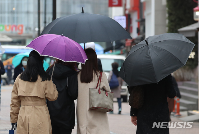 [서울=뉴시스]고승민 기자 = 전국에 봄비가 내리기 시작한 12일 서울 명동 거리에서 시민이 우산을 쓰고 있다. 2021.03.12. kkssmm99@newsis.com