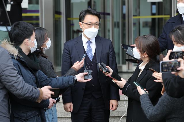 [과천=뉴시스]배훈식 기자 = 김진욱 고위공직자범죄수사처장이 12일 오후 경기도 정부과천청사 공수처 앞에서 인사위원회 제1차 회의를 마친 뒤 기자들과 일문일답을 하고 있다. (공동취재사진) 2021.03.12. photo@newsis.com