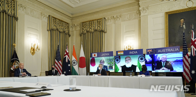 [워싱턴=AP/뉴시스] 12일(현지시간) 미국 워싱턴 백악관 다이닝룸에서 조 바이든 미국 대통령이 일본·호주·인도 정상들과 대중 안보 연합체 '쿼드(Quad)' 첫 정상회의를 화상형식으로 가지고 있다. 2021.03.12.