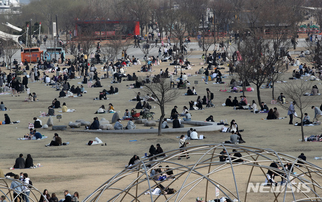 [서울=뉴시스]박주성 기자 = 서울의 낮 최고기온이 13도까지 올라 포근한 날씨를 보인 14일 오후 서울 영등포구 여의도 한강공원에 나들이 나온 시민들로 북적이고 있다. 2021.03.14. park7691@newsis.com