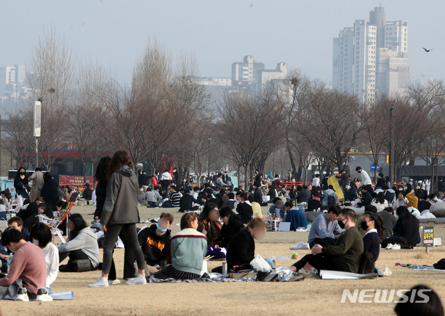 [서울=뉴시스]박주성 기자 = 서울의 낮 최고기온이 13도까지 올라 포근한 날씨를 보인 14일 오후 서울 영등포구 여의도 한강공원에 나들이 나온 시민들로 북적이고 있다. 2021.03.14. park7691@newsis.com