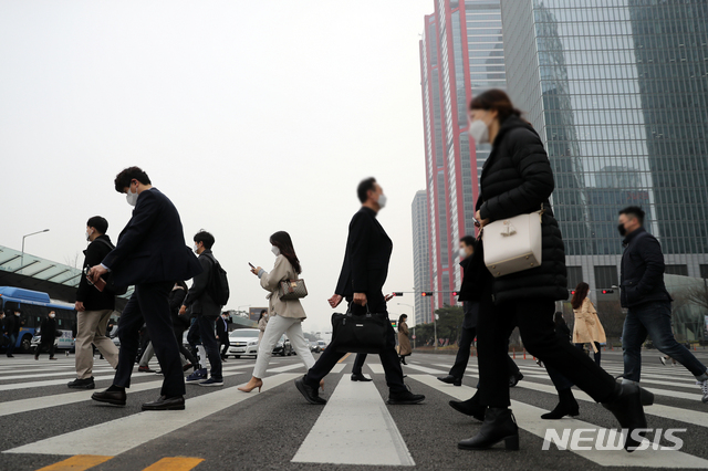 [서울=뉴시스]이윤청 기자 = 서울, 인천, 경기, 충남 지역에 미세먼지 비상저감조치가 시행 중인 15일 오전 서울 여의도환승센터에서 시민들이 출근하고 있다. 2021.03.15. radiohead@newsis.com