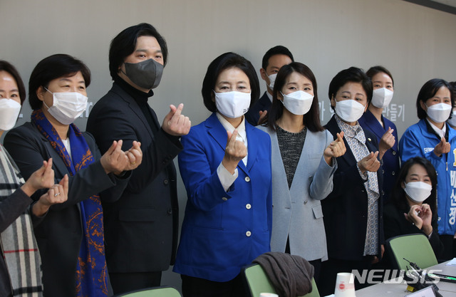 [서울=뉴시스]국회사진기자단 = 박영선 더불어민주당 서울시장 후보가 15일 오전 서울 송파구 서울동남권 아동보호전문기관을 방문해 참석자들과 기념촬영을 하고 있다. 2021.03.15. photo@newsis.com