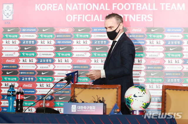 [서울=뉴시스]이영환 기자 = 파울루 벤투 대한민국 축구국가대표팀 감독이 15일 오전 서울 종로구 축구회관에서 열린 3월 친선 A매치 한일전 명단발표 기자회견에 참석하고 있다. 2021.03.15. 20hwan@newsis.com