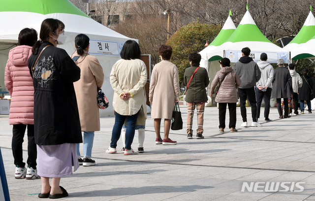 [대구=뉴시스] 이무열 기자 = 대구 지역 코로나19 확진자가 5명으로 집계된 15일 오전 대구 중구 국채보상운동기념공원에 마련된 임시선별검사소에서 시민들이 검사를 받기 위해 줄 서 기다리고 있다. 2021.03.15. lmy@newsis.com