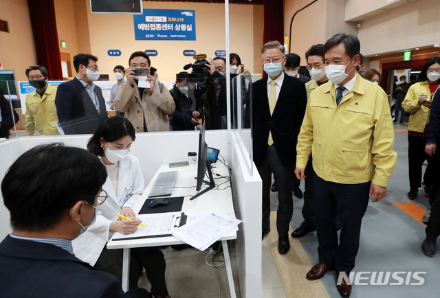 [서울=뉴시스]최진석 기자 = 서정협 서울시장 권한대행과 김연수 서울대병원장, 정원오 성동구청장이 15일 오후 서울 성동구청 대강당에 마련된 코로나19 예방접종센터를 방문해 시설을 둘러보고 있다. (공동취재사진) 20201.03.15. photo@newsis.com