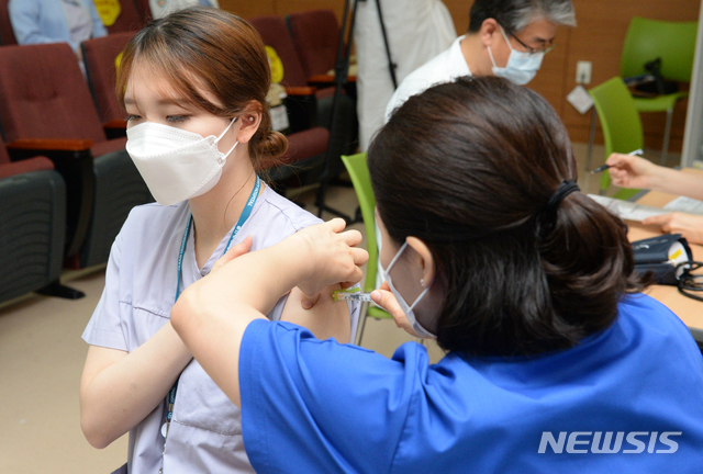 [울산=뉴시스] 배병수 기자 =울산대학교병원 음압병실 간호사 이소영(26)씨가 지난 16일 오전 울산대병원 강당에서 지역 1호로 코로나19 화이자 백신을 접종받고 있다. 2021.03.16. bbs@newsis.com