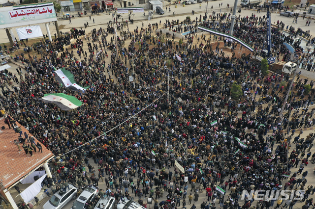 [이들립=AP/뉴시스]시리아 반군 거주지 주민 수천 명이 15일(현지시간) 아사드 정권타도 민중봉기 10주년을 맞아 북서부 이들립에서 시위를 벌이고 있다. 2011년 3월 15일 '아랍의 봄' 시리아 민중봉기에서 촉발된 내전은 만 10년 계속되면서 50만 명이 사망하고 500만 명 이상이 국외로 탈주했다. 2021.03.16.