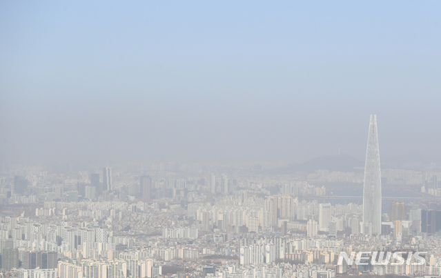 [광주(경기)=뉴시스]고승민 기자 = 서울지역에 초미세먼지 주의보가 해제됐지만 고농도의 황사가 유입될 것으로 예상돼 환경부가 황사 위기경보 '관심' 단계를 발령한 이튿날인 16일 오전 경기 광주 남한산성에서 바라본 서울 도심 대기가 뿌옇다. 2021.03.16. kkssmm99@newsis.com