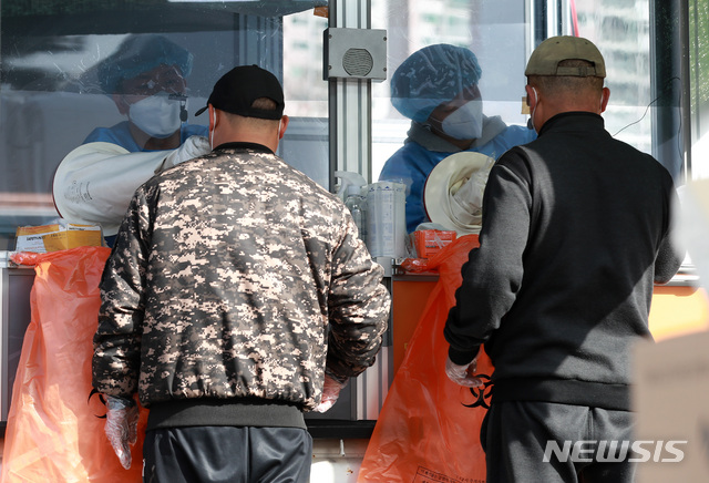 [서울=뉴시스]이영환 기자 = 지난 16일 오전 서울 구로구 구로역 광장 코로나19 임시선별검사소에 외국인근로자 등이 검사를 받고 있다. 2021.03.16. 20hwan@newsis.com