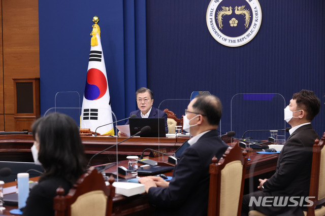 [서울=뉴시스]추상철 기자 = 문재인 대통령이 16일 오전 청와대 여민관에서 열린 국무회의를 주재하고 있다. 2021.03.16. scchoo@newsis.com