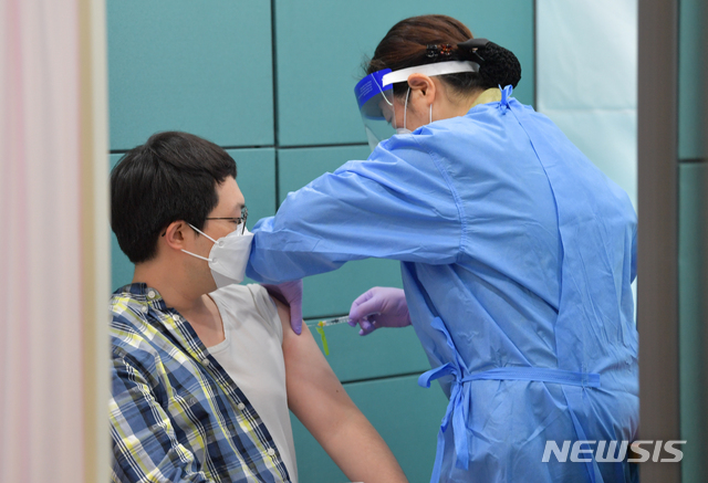 [제주=뉴시스]우장호 기자 = 제주대학교병원 2층 대강당에서 의료진이 백신 주사를 맞고 있다. (사진=뉴시스DB) woo1223@newsis.com