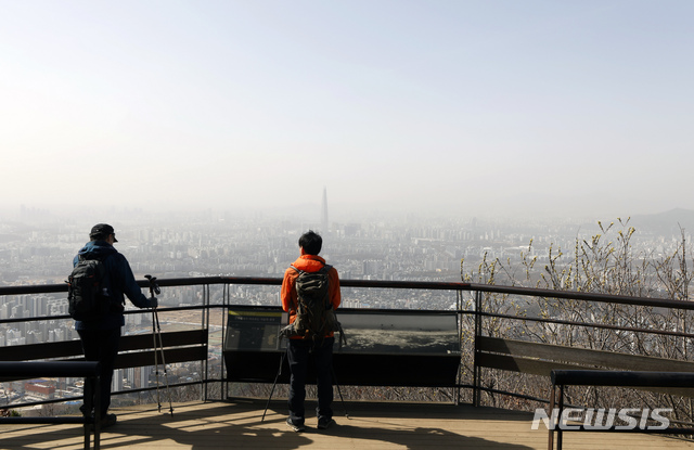 [광주(경기)=뉴시스]고승민 기자 = 서울지역에 초미세먼지 주의보가 해제됐지만 고농도의 황사가 유입되면서 환경부가 황사 위기경보 '관심' 단계를 발령한 이튿날인 지난 16일 오후 경기 광주 남한산성에서 바라본 서울 도심 대기가 뿌옇다. 2021.03.16. kkssmm99@newsis.com