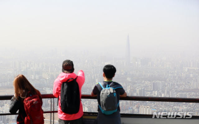 [광주(경기)=뉴시스]고승민 기자 = 서울지역에 초미세먼지 주의보가 해제됐지만 고농도의 황사가 유입되면서 환경부가 황사 위기경보 '관심' 단계를 발령한 이튿날인 지난 16일 오후 경기 광주 남한산성에서 바라본 서울 도심 대기가 뿌옇다. 2021.03.16. kkssmm99@newsis.com