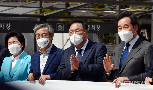 [부산=뉴시스] 하경민 기자 = 이낙연 상임선대위원장과 김태년 당 대표 직무대행 등 더불어민주당 중앙당 선거대책위원회가 17일 오후 부산 해운대구 엘시티 앞에서 기자회견을 열어 특혜 분양과 투기 의혹 등에 대한 입장을 밝히고 있다. 2021.03.17. yulnetphoto@newsis.com