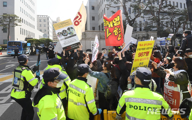 [서울=뉴시스]박주성 기자 = 16개월 된 입양 딸 '정인이'를 학대해 숨지게 한 혐의를 받는 양부모의 8차 공판이 열린 지난 3월17일 오후 서울 양천구 남부지방법원에서 시민들이 양모가 탄 호송차량을 향해 항의하고 있다. (공동취재사진) 2021.03.17. photo@newsis.com