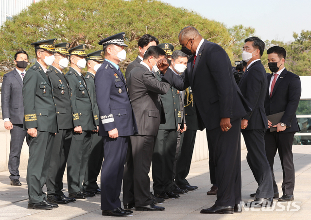 [서울=뉴시스]사진공동취재단 = 로이드 오스틴 미국 국방장관이 17일 오후 서울 용산구 국방부에서 국방부 관계자와 인사를 나누고 있다. 2021.03.17. photo@newsis.com