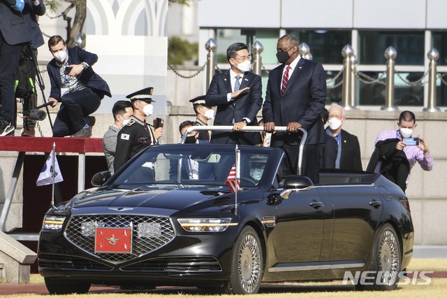 [서울=뉴시스]사진공동취재단 = 취임 후 처음으로 방한한 로이드 오스틴 미 국방 장관과 서욱 국방부 장관이 17일 오후 서울 용산국 국방부에서 한미 국방장관회담에 앞선 의장행사 중 대화를 나누고 있다. 2021.03.17. photo@newsis.com