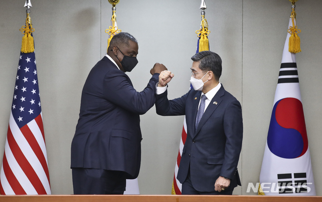 [서울=뉴시스]사진공동취재단 = 서욱 국방부 장관이 17일 오후 서울 국방부 청사에서 열린 한미 국방장관회담에서 로이드 오스틴 미 국방장관과 인사하고 있다. 2021.03.17. photo@newsis.com