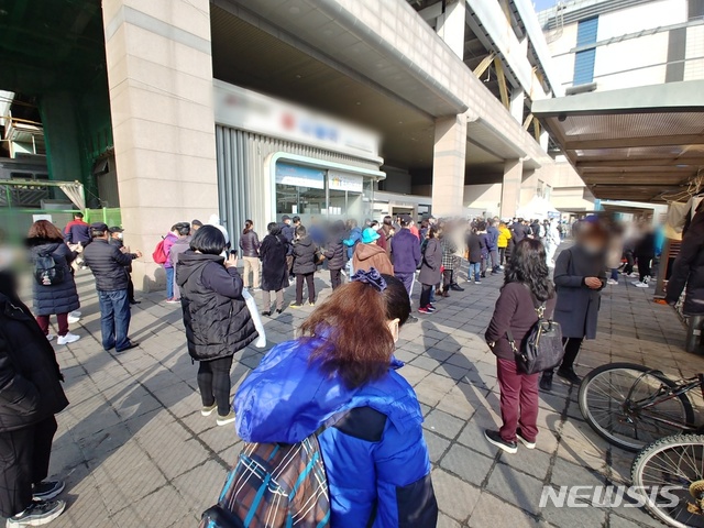 [수원=뉴시스] 안형철 기자 = 18일 오전 9시께 경기 수원시 수원역 앞에 설치된 코로나19 임시선별검사소 외국인 근로자 등 사람들이 몰려 장사진을 이루고 있다. 해당 검사소에는 지난 주말부터 1000명이 넘는 사람들이 매일 방문하고 있다. 경기도는 지난 8일 도내 1인 이상 외국인 근로자 사업장에 외국인 근로자들이 오는 22일까지 코로나19 진단 검사를 받도록 행정명령을 내렸다. 2021.03.18. goahc@newsis.com 