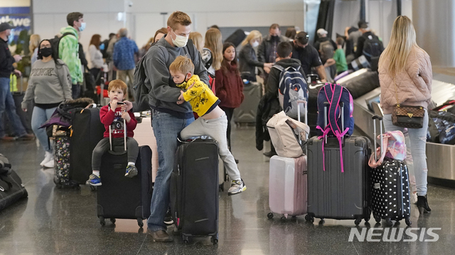 [솔트레이크시티=AP/뉴시스]지난 3월17일 미 솔트레이크시티 국제공항에서 여행객들이 짐을 옮기고 있다. 2021.04.20.