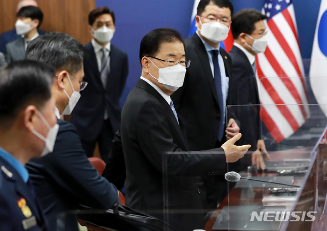 [서울=뉴시스]사진공동취재단 = 정의용 외교부 장관이 18일 오전 서울 종로구 외교부 청사에서 열린 한미 외교·국방장관회의에 참석하고 있다. 2021.03.18. photo@newsis.com