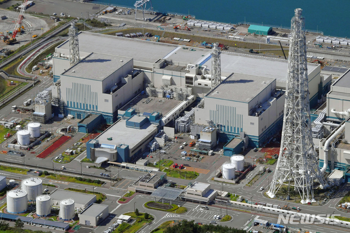 [니가타(일본)=AP/뉴시스]세계 최대 원자력발전소로 알려진 가시와자키가리와 원전의 6·7호기를 재가동할 경우 경제효과가 약 4조원에 달한다는 전망치가 나왔다. 일본 니가타현 가시와자키가리와 원자력발전소의 6호, 7호의 모습. 2024.04.25.