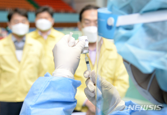 [전주=뉴시스] 김얼 기자 = 18일 전북 전주시 전주화산체육관에 마련된 코로나19 예방접종센터에서 전주시 코로나19 예방접종센터 모의훈련이 열린 가운데 의료진이 실전과 같은 모습으로 훈련에 임하고 있다. 2021.03.18. pmkeul@newsis.com