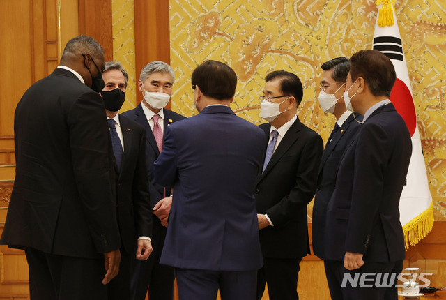 [서울=뉴시스]추상철 기자 = 서훈 국가안보실장과 정의용 외교부 장관이 18일 오후 청와대에서 문재인 대통령과 접견을 앞둔 로이드 오스틴 국방장관, 토니 블링컨 미국 국무장관, 성김 미 국무부 동아시아·태평양 담당 차관보 대행과 대화를 나누고 있다. 2021.03.18. scchoo@newsis.com