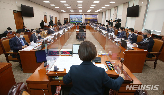 [서울=뉴시스]김진아 기자 = 진선미 국토교통위원회 위원장이 19일 오전 서울 여의도 국회에서 국토교통위원회 전체회의에서 의사봉을 두드리고 있다. (공동취재사진) 2021.03.19. photo@newsis.com