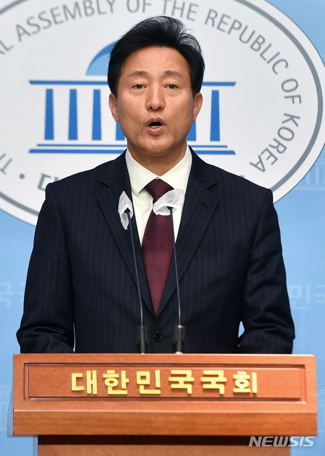 [서울=뉴시스]김진아 기자 = 오세훈 국민의힘 서울시장 후보가 19일 오후 서울 여의도 국회 소통관에서 안철수 국민의당 서울시장 후보와 야권 단일화 관련 기자회견을 하고 있다.오 후보는 "모든 조건 수용한다는 안철수 후보 오전 발언은 사실과 다르다. 단일화 어떤 안을 받아들인다는 건지 불투명하다"고 말했다. (공동취재사진) 2021.03.19. photo@newsis.com