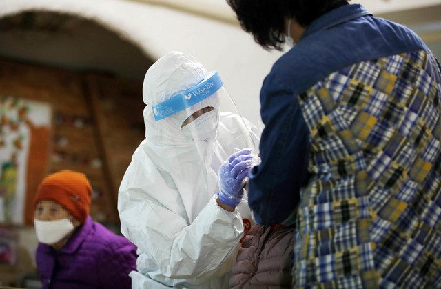 [광주=뉴시스] 변재훈 기자 = 광주 북구보건소 감염병관리팀 직원들이 19일 오전 광주 북구 한 노인요양시설에서 종사자·이용자들을 대상으로 코로나19 검체를 채취하고 있다. 북구보건소는 지난 15일부터 감염취약시설 132곳에서 4423명을 대상으로 선제적 진단 검사를 진행했다. (사진= 광주 북구 제공) 2021.03.19. photo@newsis.com