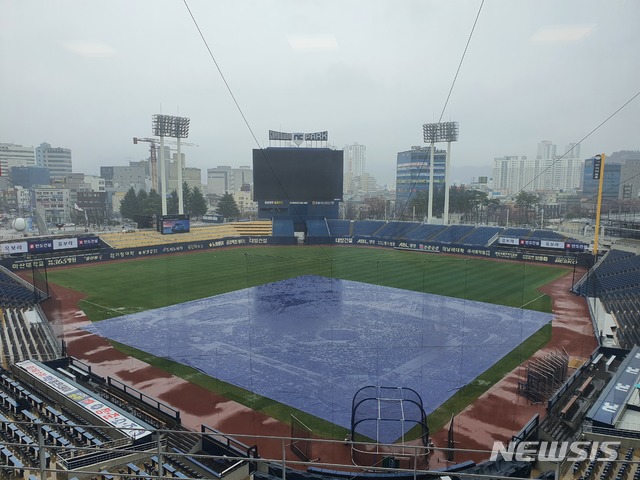 [서울=뉴시스] 김희준 기자 = 20일 오전 방수포가 깔려있는 창원NC파크. 2021.03.20 jinxijun@newsis.com 