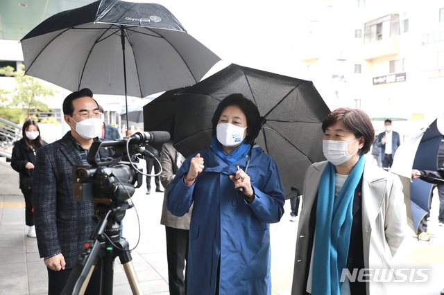 [서울=뉴시스]박영선 서울시장 후보가 20일 서울 중랑구 일대에서 '중랑구 대전환, 합니다 박영선' 행사를 갖고 있다. (사진 = 박영선 후보 측 제공) 2021.3.20